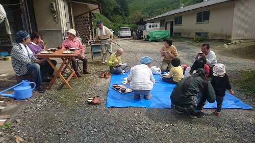 お昼は山栗と天日干しのお米を炊いた栗ご飯、平茸と里芋と油麩のお味噌汁、蕨の煮物など山の幸をたっぷり頂きました。