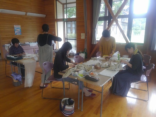 室内ではちくちく縫い物と絞りの作業が進みます。